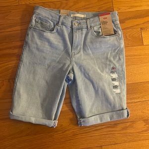women's Levi's Bermuda shorts
